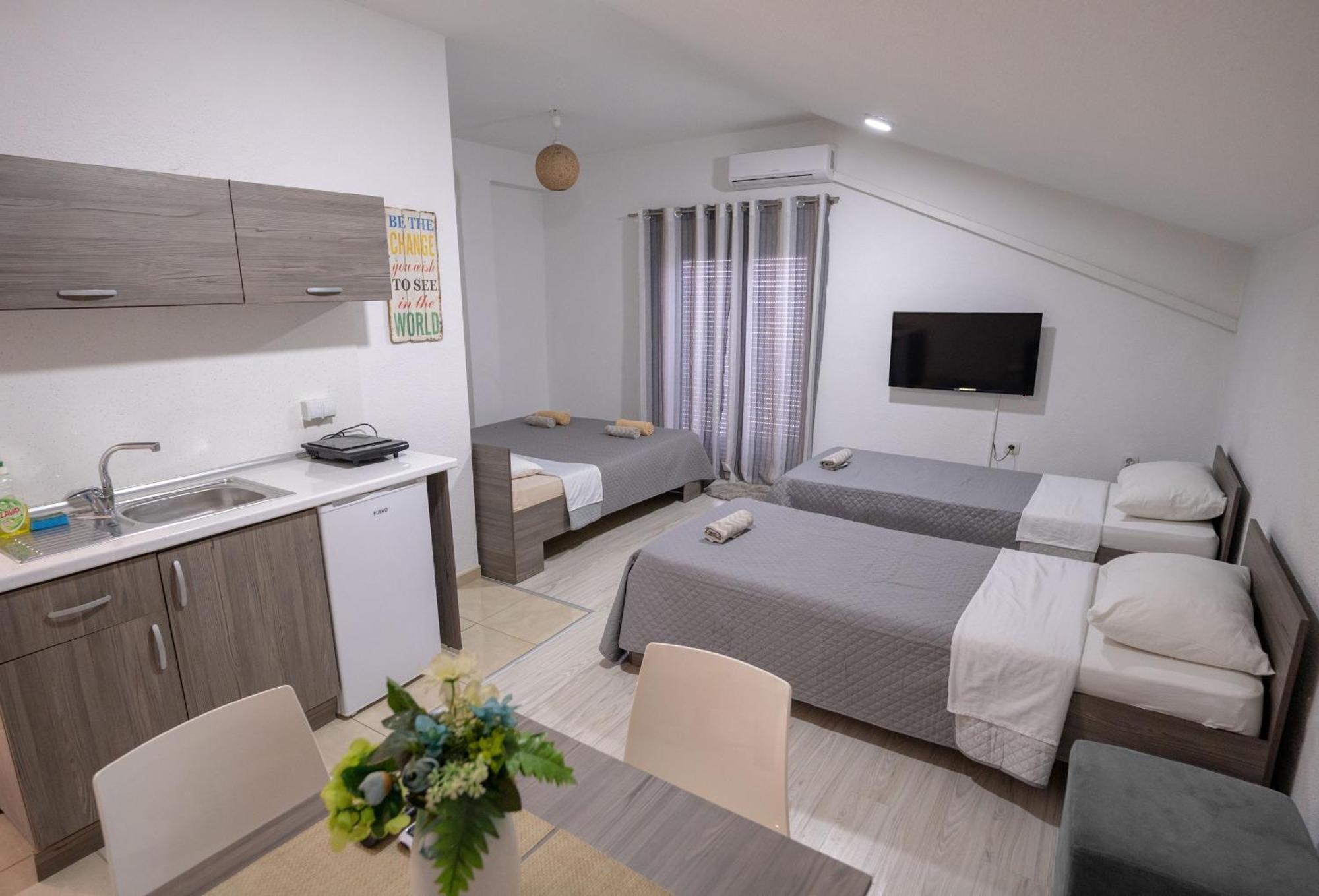 Luna Apartments ゲヴゲリヤ エクステリア 写真