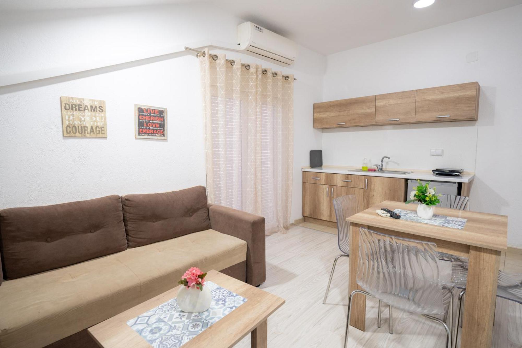 Luna Apartments ゲヴゲリヤ エクステリア 写真